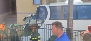 Accident înfiorător în Maramureş: Un autocar cu turişti polonezi s-a făcut praf după ce a intrat într-o casă. Şoferul a murit la scurt timp după impact