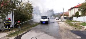 O camionetă a explodat pe un drum din Vâlcea. Era încărcată cu butelii de oxigen și zeci de litri de diluant