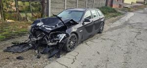 "L'o rupt, mă. Pachet l'o făcut!". Un BMW a înfășurat pe stâlp un Renault Clio, după un impact devastator la ieșire din Bocșa spre Reșița