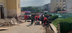 Tavanul Căminului Cultural din Apahida, Cluj, s-a prăbuşit peste muncitorii care renovau clădirea. Patru răniţi, dintre care doi în stare mai gravă, au fost internaţi