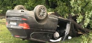 O româncă de 20 de ani s-a răsturnat cu maşina pe un drum în Ruse. Tânăra a pierdut controlul volanului şi a lovit un limitator de viteză şi un copac