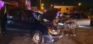 Doi şoferi băuți din Constanța şi-au făcut maşinile praf, după ce s-au izbit violent. Cel mai în vârstă a rămas captiv între fiarele autoturismului