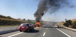 O maşină a luat foc pe Autostrada Soarelui, după un accident teribil. Circulaţia este blocată pe sensul spre Bucureşti (Video)