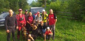 Șase turiști străini, printre care o familie cu doi copii mici, recuperați după ce s-au rătăcit noaptea trecută în Munții Rodnei