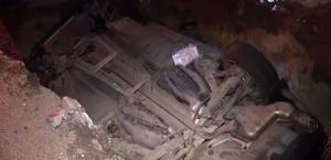 "Băi, frate, băi! Scoateți-l, băi!". Un şofer teribilist din Bucureşti a ajuns cu maşina într-o groapă, deşi locul era semnalizat