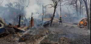 Un pompier din Vrancea a decis să adăpostească o familie rămasă fără casă, după ce misiunea de intervenţie s-a încheiat