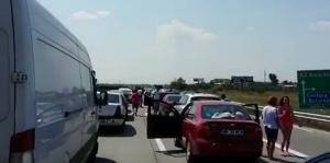 Accident în lanţ pe autostrada A2. Au fost implicate patru maşini. Traficul este oprit în zona Glina (FOTO şi VIDEO)