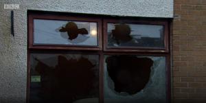 Cinci români, ţinţa unui atac rasist în Irlanda. Au fost bătuţi cu bâtele de baseball în propria casă (Video)