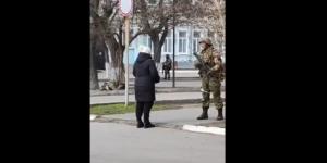 Momentul în care o femeie din Ucraina îi confruntă pe soldaţii ruşi: "Eşti rus? Ţine seminţele astea în buzunar, vor creşte flori acolo unde mori" - VIDEO