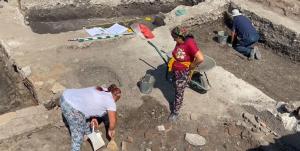 Trei schelete umane, printre care şi al unui copil, scoase la iveală de arheologi sub o fostă tipografie din Alba Iulia