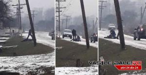 Maşina Poliţiei de Frontieră loveşte un om, în Maramureş, apoi poliţiştii îl târesc într-un şanţ