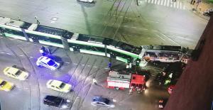 Reacţia STB după ce două tramvaie s-au ciocnit frontal într-o intersecţie din Capitală: "Cauza probabilă, eroarea umană"