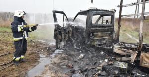 Un şofer român făcea pe el, a ieşit cu camionul pe câmp, când s-a întors, l-a găsit în flăcări, în Ungaria