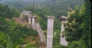 Cel puţin 17 muncitori au murit, peste 40 sunt dispăruţi, după ce un pod feroviar aflat în construcţie s-a prăbuşit, în India