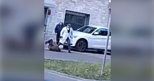 Medic italian filmat cum lovește și trântește la pământ un bătrân de 85 de ani, în plină stradă (Video)
