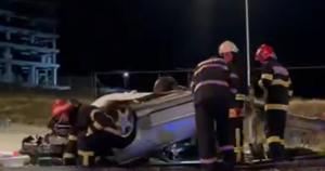 Un şofer din Tulcea a intrat în plin într-un sens giratoriu. După ce s-a răsturnat, a ieşit singur din maşină şi a fugit