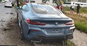 BMW de 100.000 de euro distrus și abandonat, în Mamaia. Șoferul a fugit cu numerele mașinii (video)