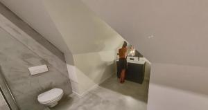 Descoperire neașteptată în timpul unui tur imobiliar virtual. A dat peste o femeie aproape goală în baia de la etajul casei din Belgia