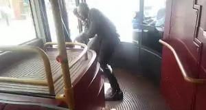 Imagini şocante: Un pasager dintr-un autobuz s-a LUPTAT cu un bărbat înarmat cu un cuţit VIDEO
