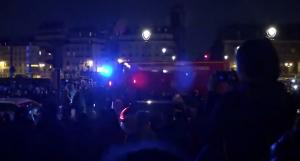 Pompierii din Paris, aplaudaţi pe stradă, după orele de luptă cu focul, la Notre Dame (video)