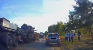 Cu tancul pe carosabil în Bacău: Trailerul pe care se afla a intrat în balans, după ce a încercat să evite un bătrân care traversa strada regulamentar