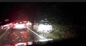 Carambol cu 8 mașini pe un drum din Gorj. Șoferii au încercat să evite copacii prăbușiți de vânt pe șosea