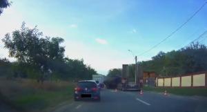 Cu tancul pe carosabil în Bacău: Trailerul pe care se afla a intrat în balans, după ce a încercat să evite un bătrân care traversa strada regulamentar