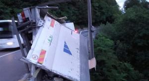 Camion despicat în două de balustrada unui pod, între Comarnic şi Sinaia