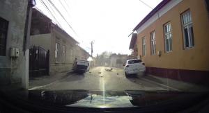 Momentul când un autoturism se izbeşte de o maşină parcată şi se răstoană pe o stradă în Turda. Două persoane au fost rănite