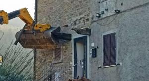 O ceartă între doi vecini s-a încheiat cu o tragedie: unul s-a înfipt cu buldozerul în casa celuilalt, iar proprietarul a luat arma și l-a împușcat. Scene ireale în Italia