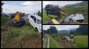 Accident spectaculos provocat de un tânăr şofer român de TIR. Camionul lui platformă, cu 5 maşini noi, a căzut 20 de metri de pe şosea