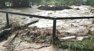 Imagini cu puhoiul de apă care a devastat două localităţi din Bistriţa (Video)