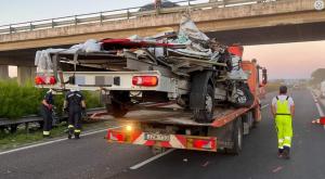 Dezastru provocat de un șofer român, pe autostrada M1 din Ungaria. Sătmăreanul s-a înfipt cu duba într-un camion oprit din cauza unui alt accident
