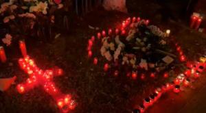 "Te vom iubi mereu!" Altar de flori și lumânări pentru Alexandra, în fața Maternității Botoșani. Tânăra gravidă şi-a dat ultima suflare după ore de agonie pe patul de spital