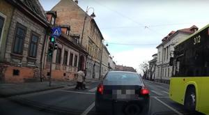 "Mai rar așa oameni". Gest impresionant făcut de un şofer din Sibiu, surprins în imagini. A coborât din maşină şi a ajutat doi bătrânei să treacă strada