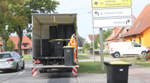 Profesori și polițiști români împart pubele de gunoi în Germania, patru luni, și câștigă cât într-un an acasă