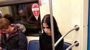 Cu ce animal de companie a urcat o femeie în metrou! Călătorii au fost ŞOCAŢI şi i-au făcut loc imediat, ÎNSPĂIMÂNTAŢI!