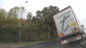Un șofer român beat aproape că s-a răsturnat cu TIR-ul într-un giratoriu din Anglia. Avea o alcoolemie de aproape patru ori peste limita permisă la volan