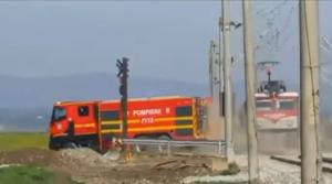 "Vai, nebuni sunt! Vai de capul meu!" Maşină de pompieri, la un pas să fie lovită de tren la o trecere de cale ferată din Câmpia Turzii