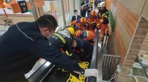 Femeie, în stare gravă după ce a rămas blocată într-un trotuar rulant, în Shanghai. Riscă să-i fie amputate picioarele