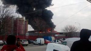 Incendiu devastator în Craiova. Pompierii au intervenit cu șase autospeciale