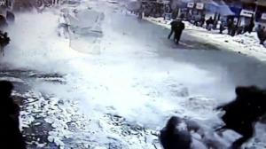 Scenă teribilă, surprinsă de camerele stradale: zăpada de pe acoperiş a îngropat trecătorii, pe trotuar