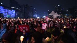 Coreea fierbe! Sute de mii de oameni s-au adunat în centrul Seulului pentru a cincea săptămână de proteste impotriva președintei Park Geun-Hye (VIDEO)