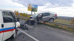Accident SPECTACULOS la Botoşani! O maşină a rămas SUSPENDATĂ pe un parapet după un impact frontal - GALERIE FOTO