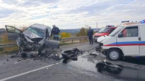 Accident SPECTACULOS la Botoşani! O maşină a rămas SUSPENDATĂ pe un parapet după un impact frontal - GALERIE FOTO