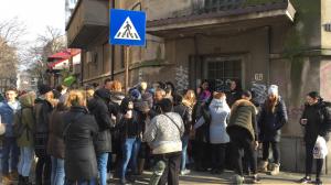 Oana Zăvoranu donează haine, ceasuri şi genţi de 200.000 de euro! Sute de tinere au blocat strada din faţa casei vedetei
