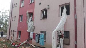 EXPLOZIE puternică într-un bloc de nefamilişti din Lugoj, din cauza unei butelii! Zeci de locatari au fost EVACUAŢI de urgenţă