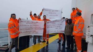 De la mii de kilometri depărtare, din mijlocul Mării Nordului, un grup de marinari români susţine protestele din Piaţa Victoriei. Vezi mesajul lor