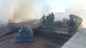 Un puternic incendiu a izbucnit luni, în Capitală, în podurile a patru case învecinate