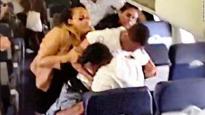 Izbucnire VIOLENTĂ în avion: Doi pasageri s-au luat la bătaie la puţin timp după aterizarea aparatului de zbor VIDEO